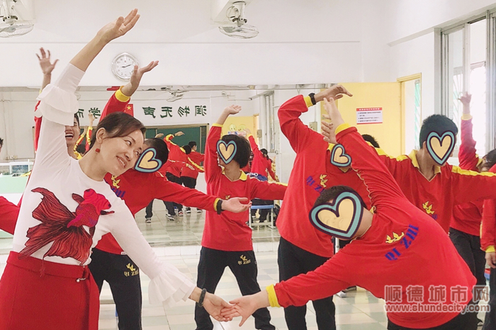 王红与学生排演舞蹈.jpg