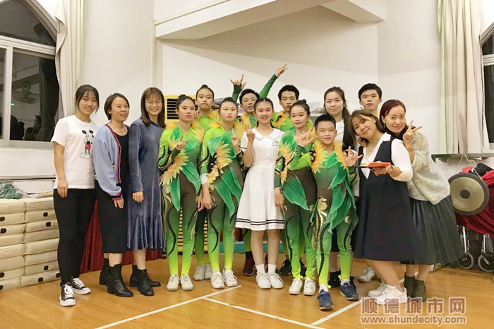 王红组织学校老师成立了多个校园艺术队.jpg
