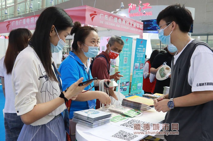 参展者在向顺德展区相关负责人了解顺德旅游文化2.JPG