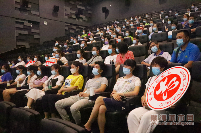 参与者聚精会神观影.jpg