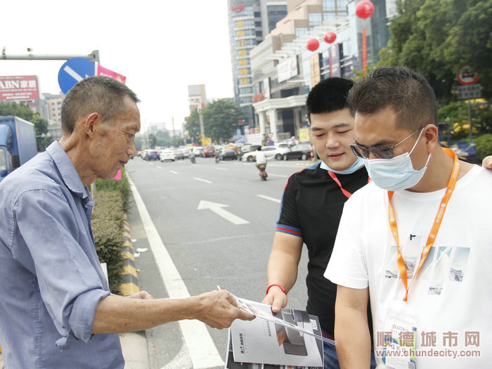 70多岁家具人忙碌于展会。.JPG