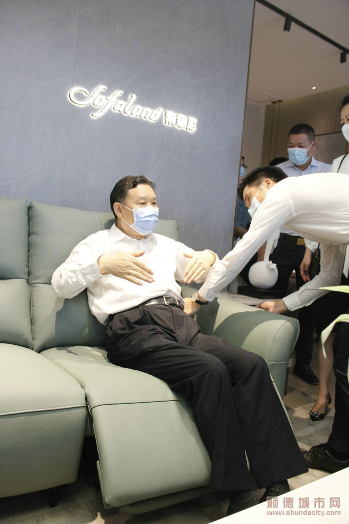 领导嘉宾体验并点赞龙江高品质家具。.JPG