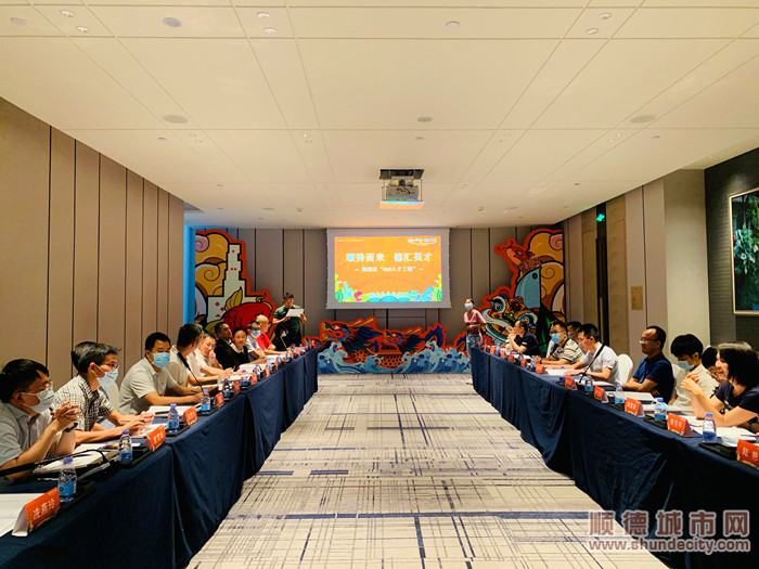 与会人才代表踊跃建言，现场氛围热烈。.jpg