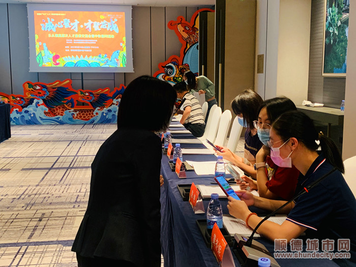 工作人员与人才代表互加微信加强联系。.jpg