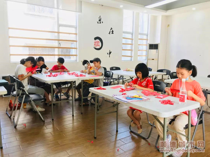 看着自己剪出来的作品，学员们都十分开心。.jpg