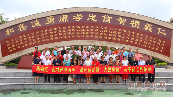 老干部实地参观考察苏溪社区.jpg