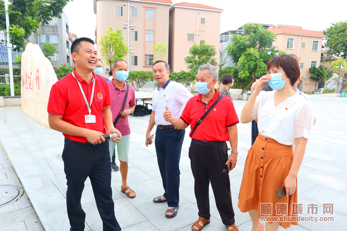 老干部为苏溪社区的发展变化点赞.jpg