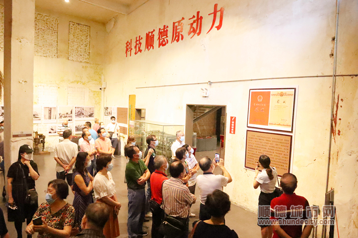 老干部参观甘竹滩洪潮发电站展馆.jpg
