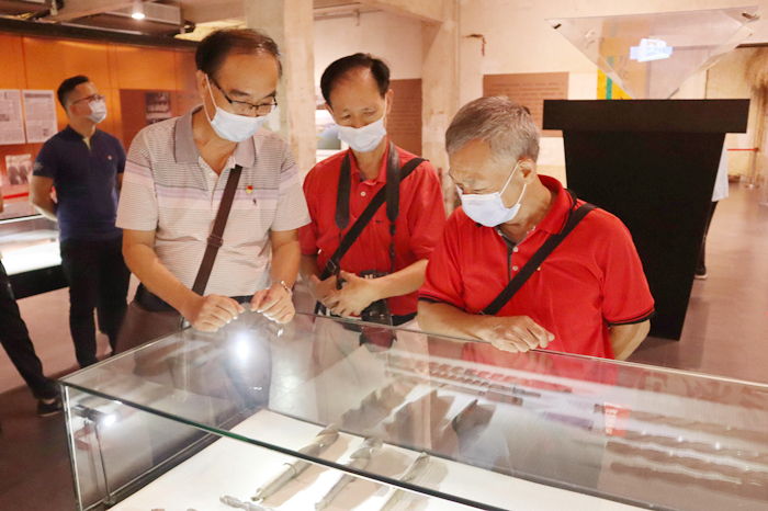 老干部们在看甘竹滩洪潮发电站展品.jpg