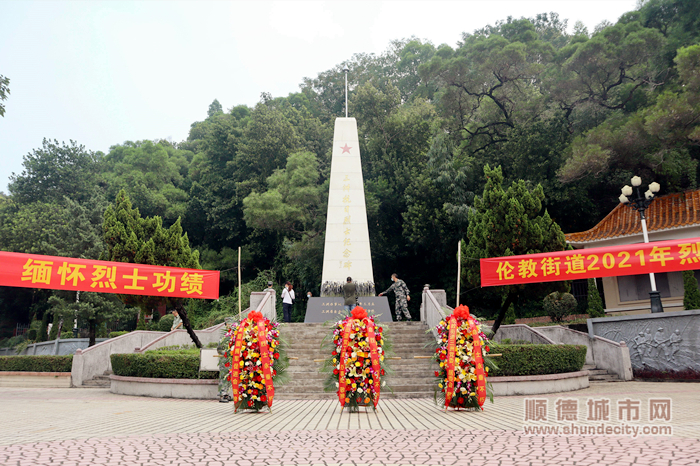 群众自发致敬烈士.jpg