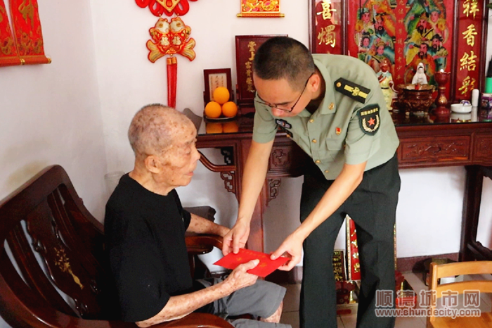入户慰问烈士家属.png