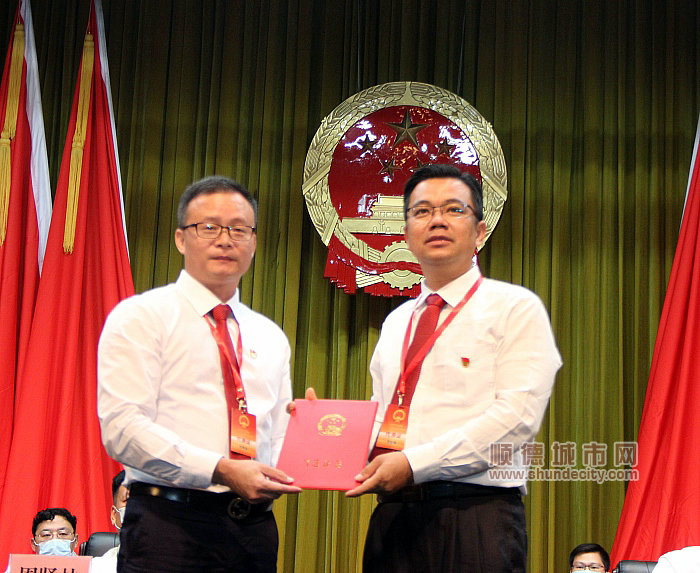 王崇曦（右）当选为北滘镇人民政府镇长。.jpg