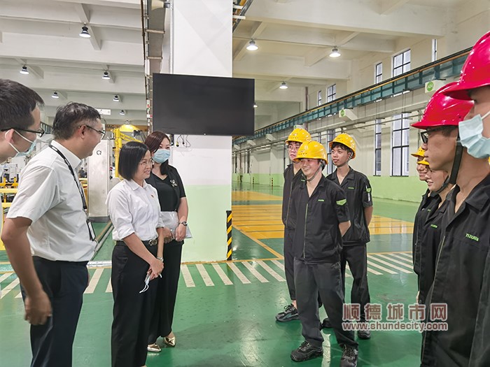 图片2李少玲主任与企业员工亲切交谈1.jpg