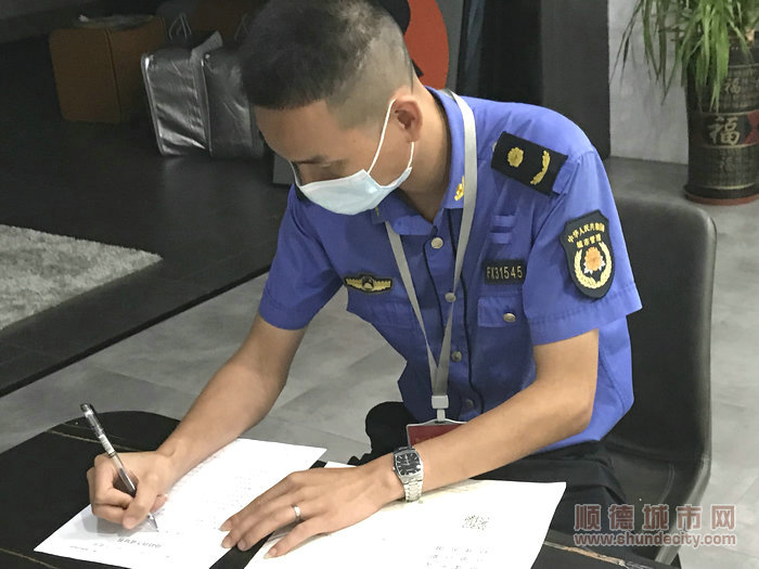 龙江镇多个部门联合检查，帮企业完善管理。.jpg