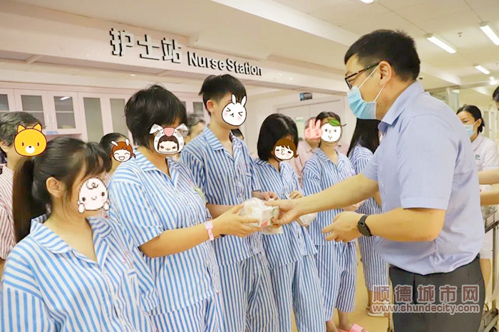 院领导向住院患者送上慰问品.jpg