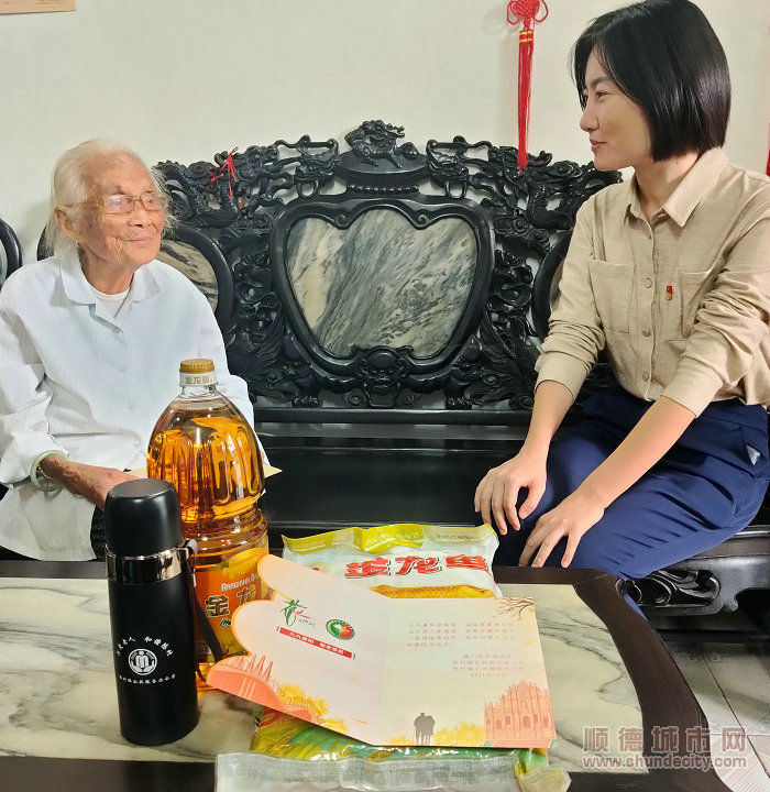 陈村镇党委副书记、镇长梁锦棠入户慰问长者。.jpg