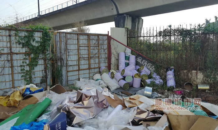 废水性漆桶等一般工业固体废物堆放在车间外的空地上，企业被罚10万元。.jpg