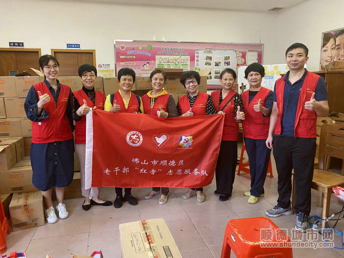 图3老干部“红耆”志愿服务队现场合影.jpg