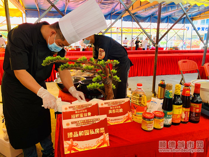 各位大厨各显神通，对待自己的出品精益求精。.jpg