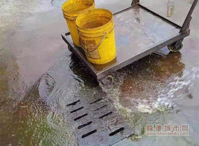 3.大良环境所现场查处的废乳化液.jpg
