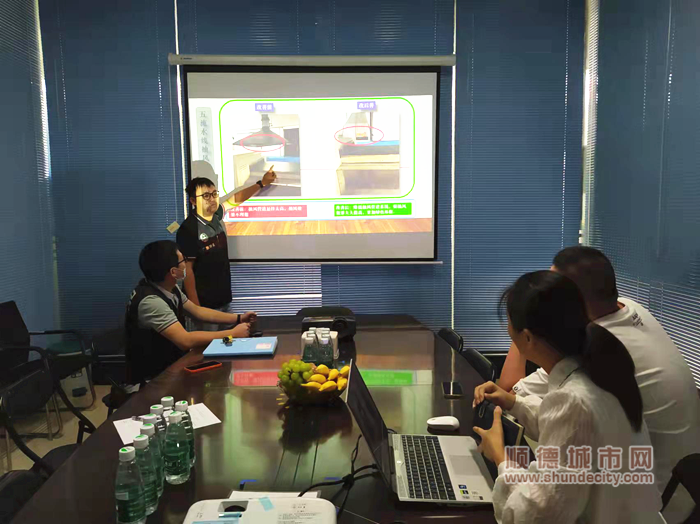 1.执法人员与企业负责人展开座谈会.png
