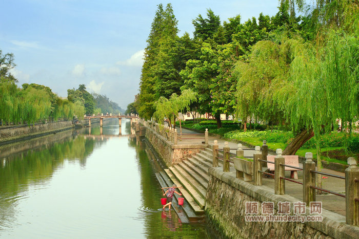 碧水蓝天羊大河，风景美如画。.jpg