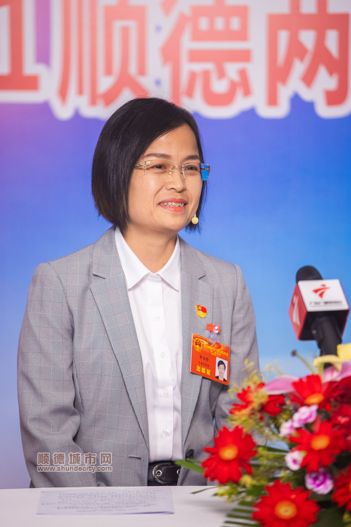 顺德区十七届人大一次会议期间，大良街道党工委副书记、办事处主任李少玲接受媒体专访。珠江商报记者周焯杰摄_副本.jpg