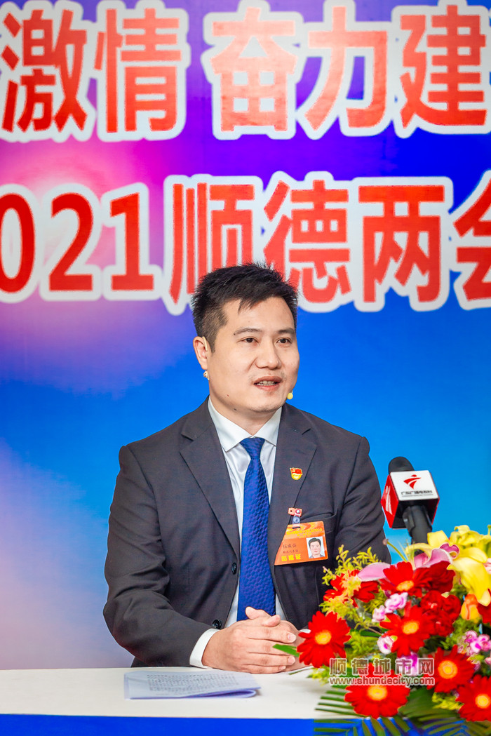 顺德区十七届人大一次会议期间，勒流街道党工委副书记、办事处主任伍成亮接受媒体专访。珠江商报记者何冠洪摄 (2)_副本.jpg