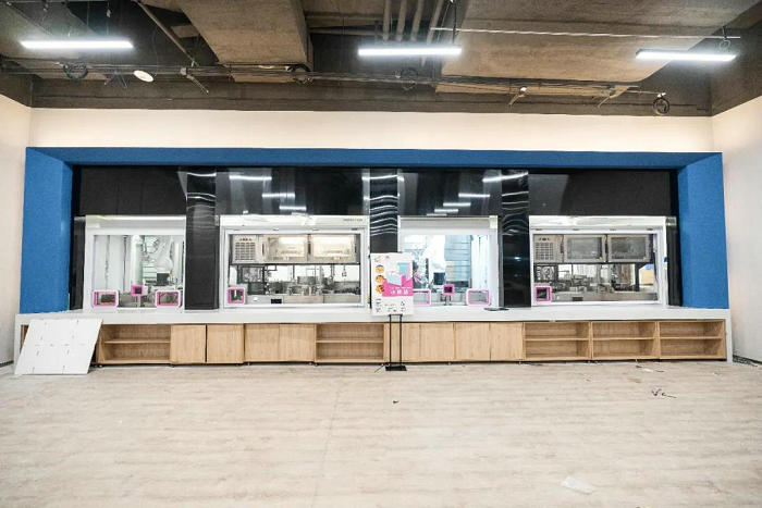 快餐区智能餐饮设备安装中.jpg