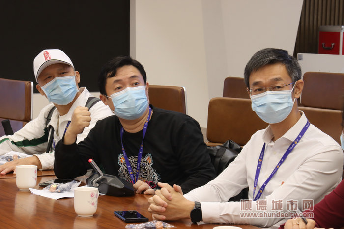 座谈会上，警民零距离互动。.JPG