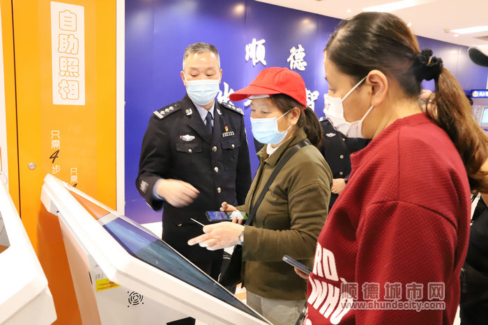 网友们亲身体验出入境“智慧办证大厅”推出的便民、快捷、创新举措。（图片：网友肖青）.jpg