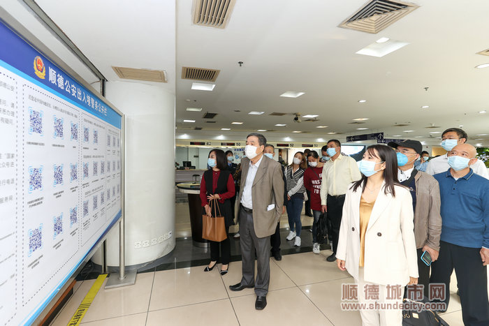 市民通过手机扫描二维码，即可获悉办理出入境业务所需的各种资料及一般流程。（图片来源：顺德区公安局）.jpg
