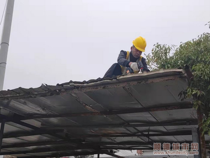 认真工作的师傅，是他们的努力让城市越来越美好.jpg