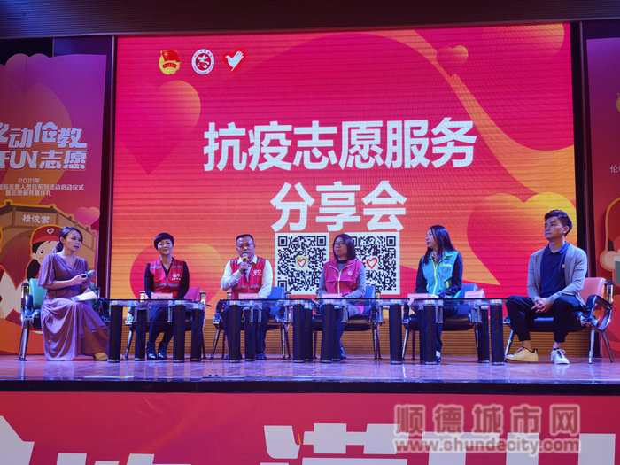 “我看着那些协助疫苗接种的志愿者，忽然明白这就是我想要的。”志愿者王衍华说起他参加志愿者的经历。.jpg