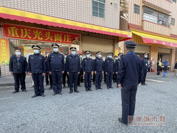 大良综合执法办梁永浩副主任带队，联合多部门，开展拆除大良街道五沙社区新志路“湘大厨”饭店违规搭建的建（构）筑物的行动.jpg