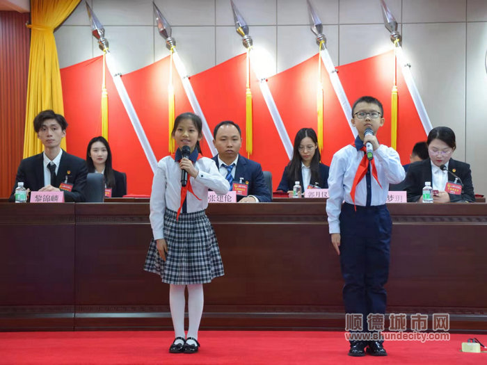 小小少先队为龙江共青团献词，现场响起了连绵不绝的掌声。.jpg