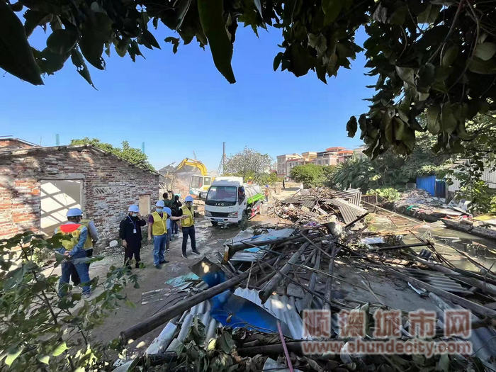 北滘镇“清岸行动”工作组进一步推进北滘社区简岸片“清岸行动”工作，对一水事违建竹木棚舍进行清拆整治。.jpg