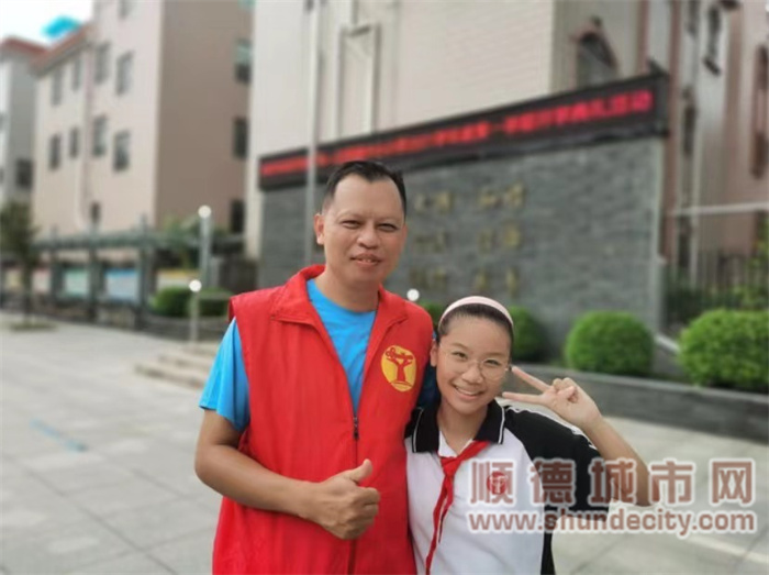2.志愿者“短袖哥”刘少芝与他的女儿.jpg