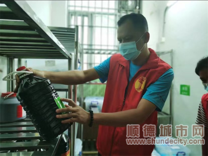 6.刘少芝作为家长代表检查学校食品安全.jpg