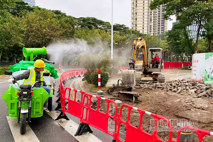 大良街道德胜中路的自行车及电动自行车专用道建设中.jpg
