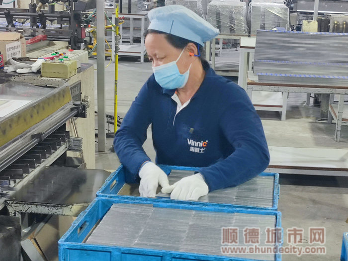 生产人员虽然非常忙碌，但是也不曾忘记佩戴口罩，耳塞与一次性帽子，安全是对自己负责.jpg