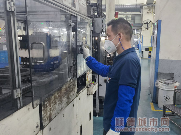 车间生产人员每天都会进行标准的安全生产工具佩戴.jpg