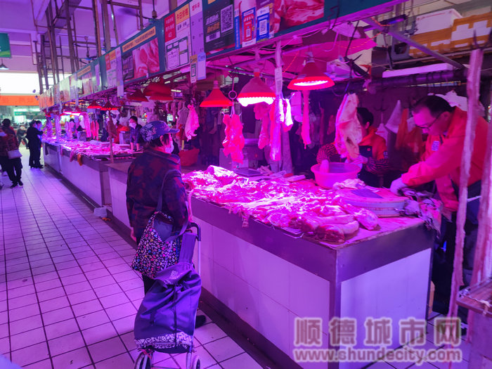 随着气温降低，越来越多的人选择“屯肉”.jpg