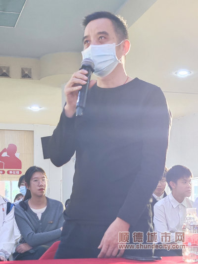 家长代表黄南尉告诫同学们要好好读书，在合适的时间做合适的事情.jpg