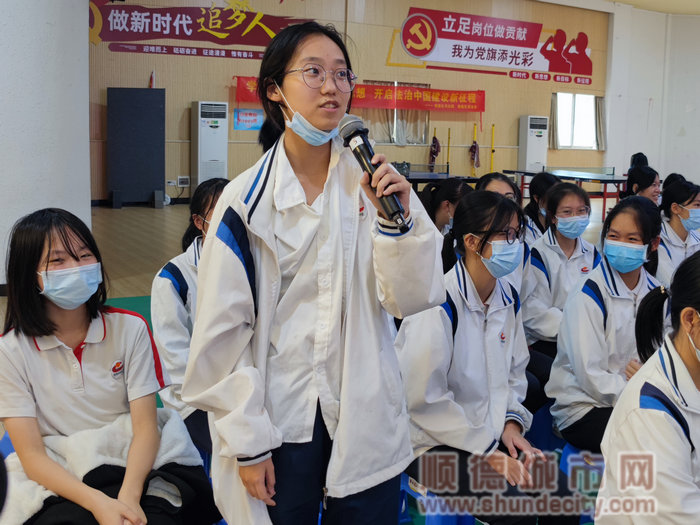 胡锦超职校学前教育同学何墁滢谈到对“早恋”问题的看法，提出了自己的见解。.jpg