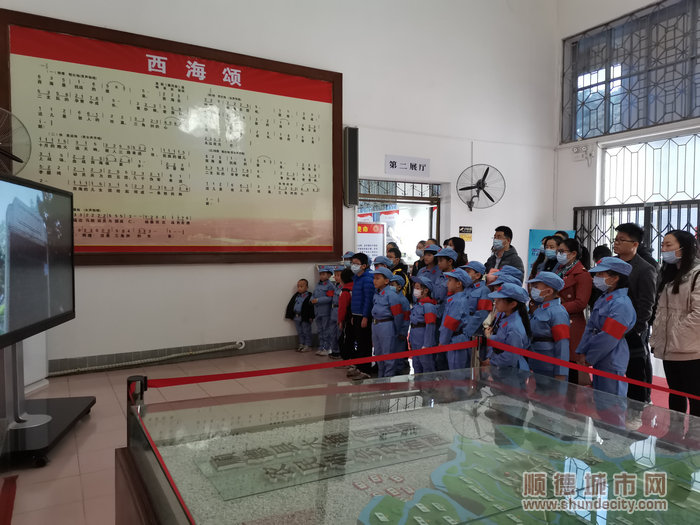 学生和家长们顺德抗日战争文物陈列馆内观看《西海大捷》.jpg