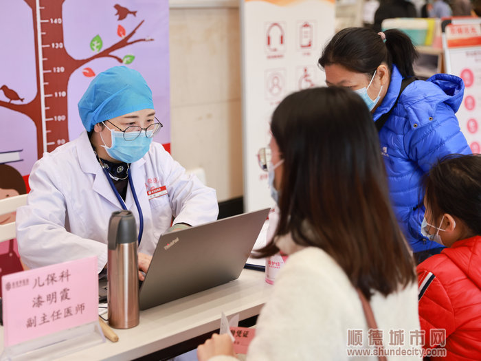 漆明霞主任在为前来问诊的孩子与家长提供专业指导.jpg