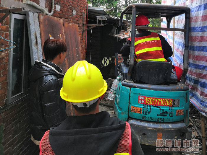 部分违建进口狭小，大型机器不易展开，施工人员采用小型机器或人力进行拆除.jpg