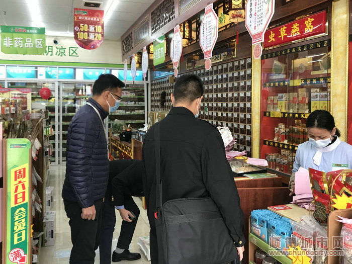 龙江市监所检查药店的防疫措施是否到位。.jpg