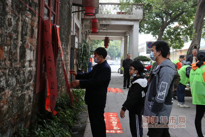 看着写满新年期许的春联，满心喜悦。.JPG